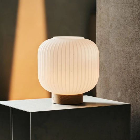 Lampe à poser en bois et verre givré
