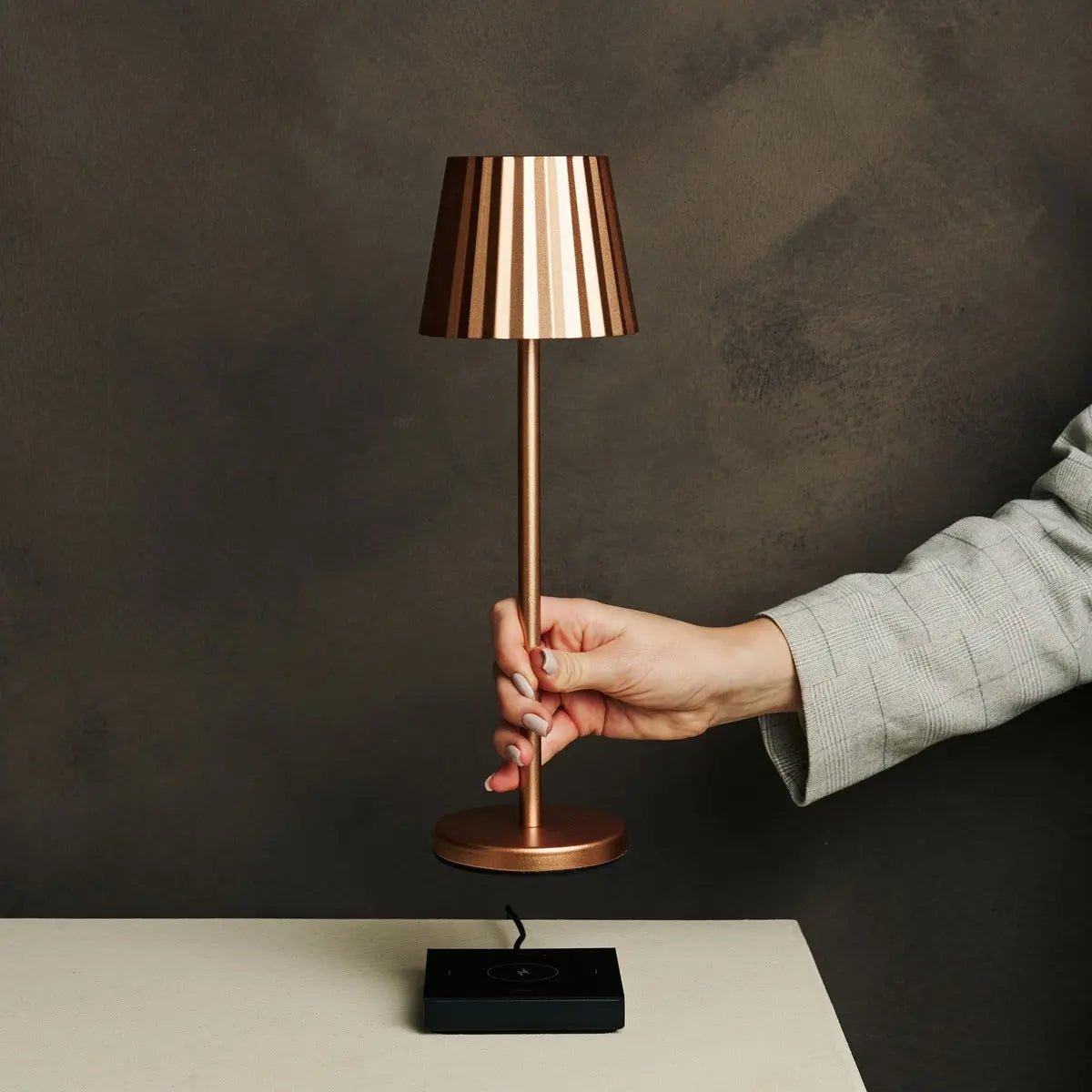 Lampe à poser couleur cuivre en fer - sans fil et rechargeable