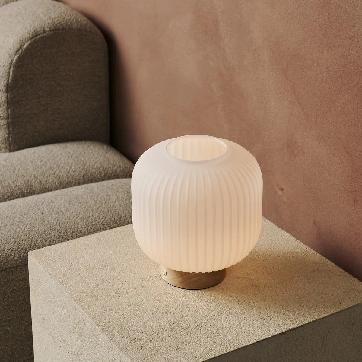 Lampe à poser en bois et verre givré