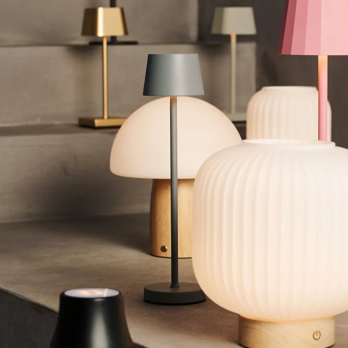 Lampe à poser en bois et verre givré