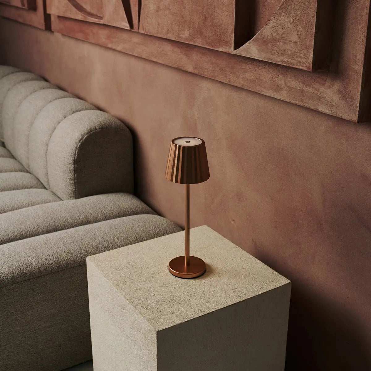 Lampe à poser couleur cuivre en fer - sans fil et rechargeable