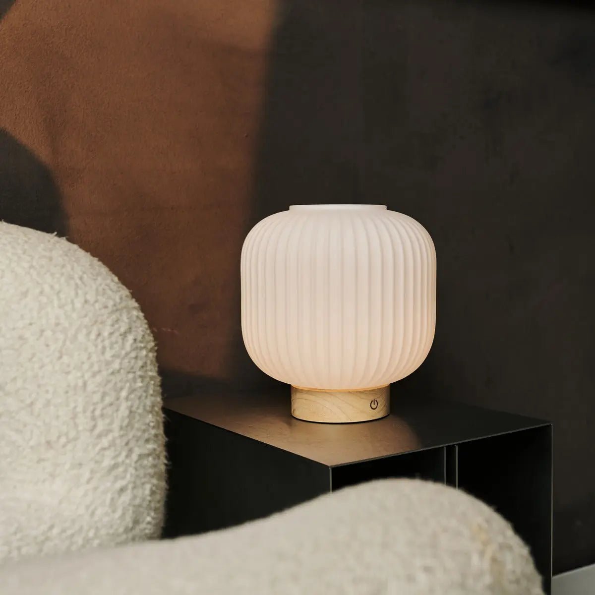Lampe à poser en bois et verre givré