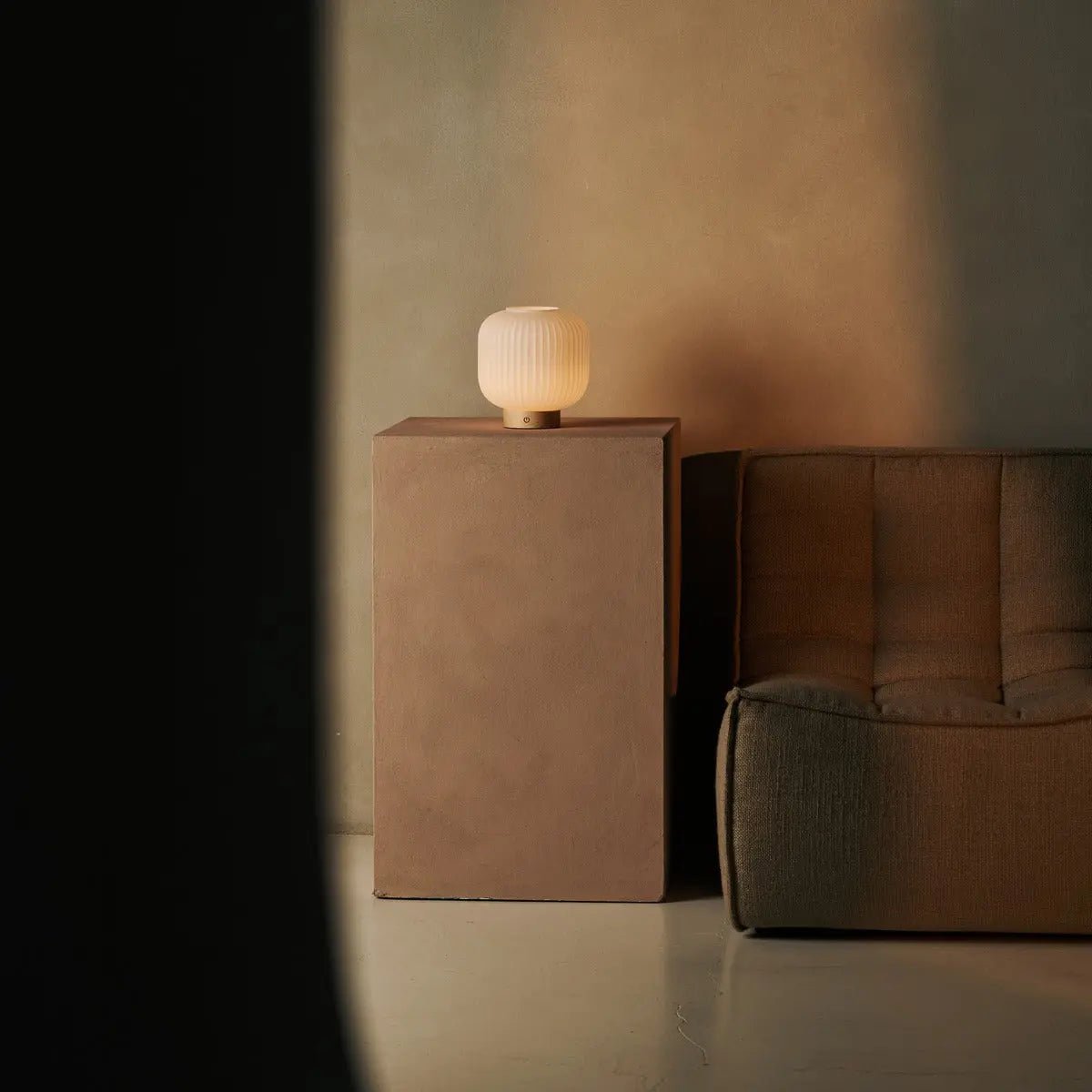 Lampe à poser en bois et verre givré