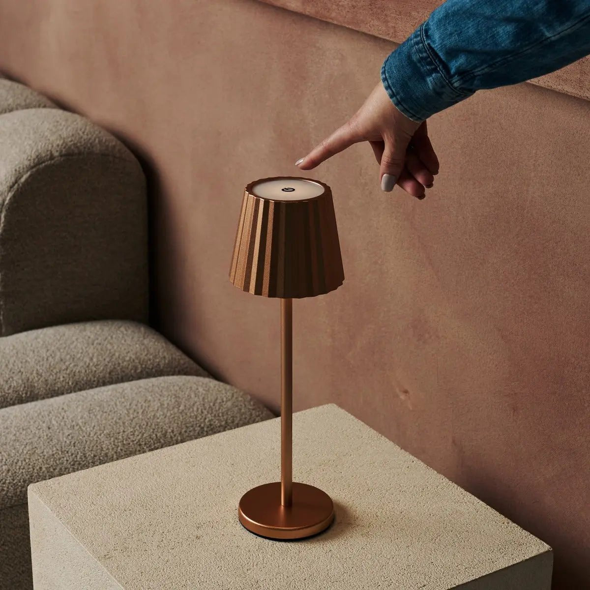 Lampe à poser couleur cuivre en fer - sans fil et rechargeable