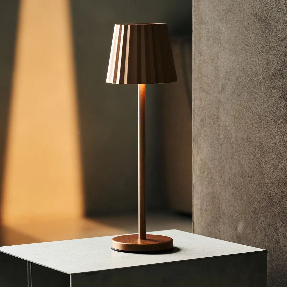 Lampe à poser couleur cuivre en fer - sans fil et rechargeable