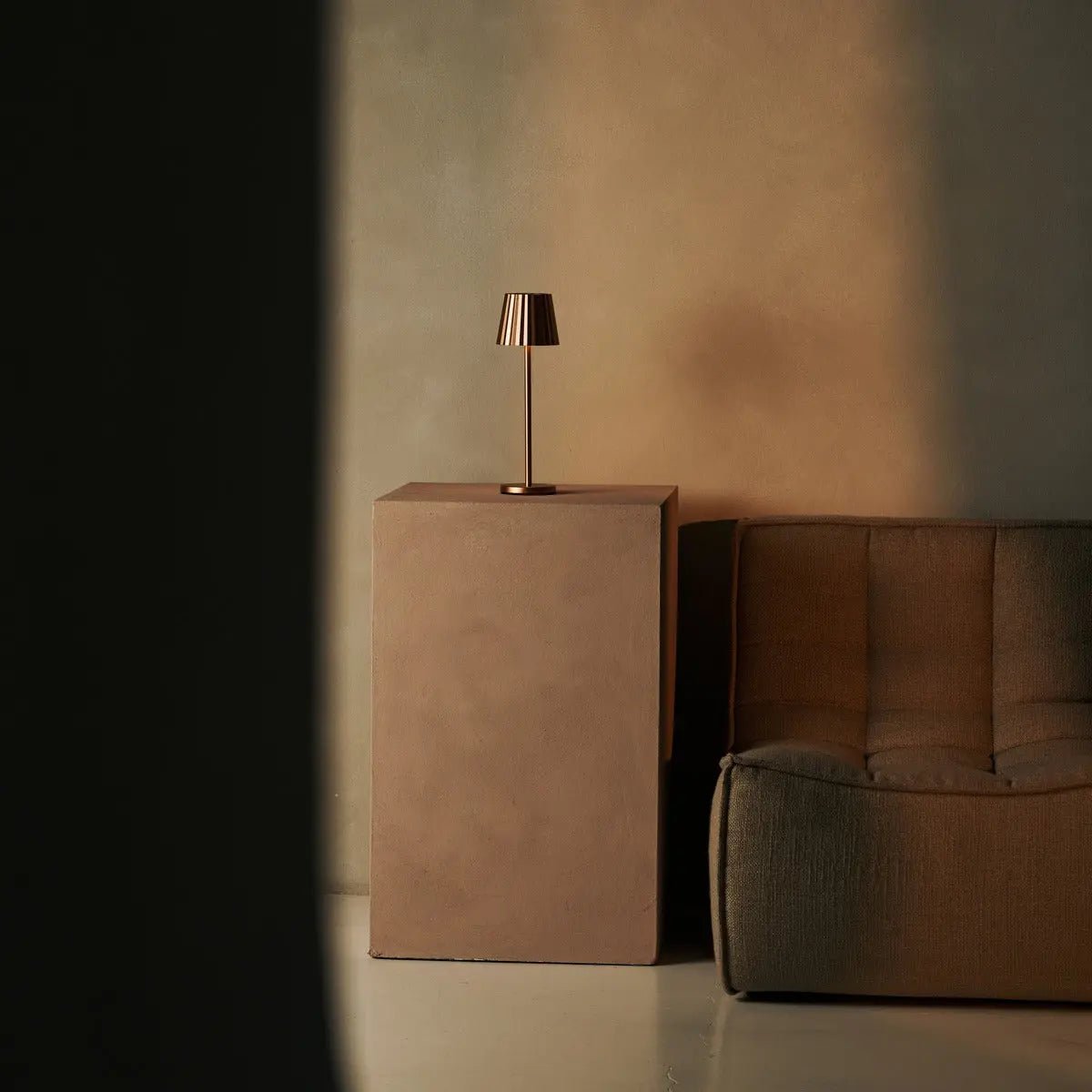 Lampe à poser couleur cuivre en fer - sans fil et rechargeable